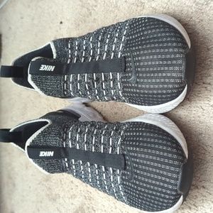 Women’s Sz 7.5 Nike React Phantom Run Sneakers in Black/White